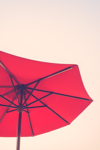 Parapluie rouge sur la plage
 - Photo, image