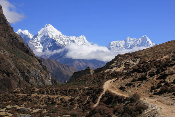 Sentiero pedonale e maestose montagne Thamserku e Kantega, Nepal. - Foto, immagini