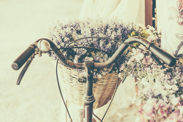 bicicleta vintage com flores
 - Foto, Imagem