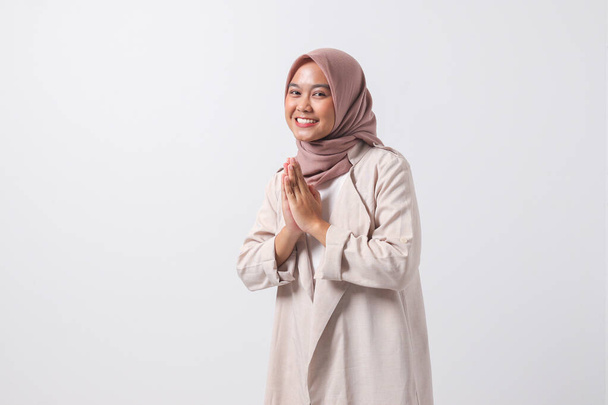 Retrato de mujer hijab asiático emocionado en traje casual mostrando disculpas y gesto de bienvenida mano. Concepto de mujer de negocios. Imagen aislada sobre fondo blanco - Foto, imagen
