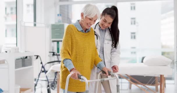 Oudere vrouw, arts en fysiotherapie met walker voor ondersteuning, hulp en gezondheidszorg. Wandelen frame, medische professional en gelukkig persoon met een handicap in revalidatie voor fysiotherapie. - Video