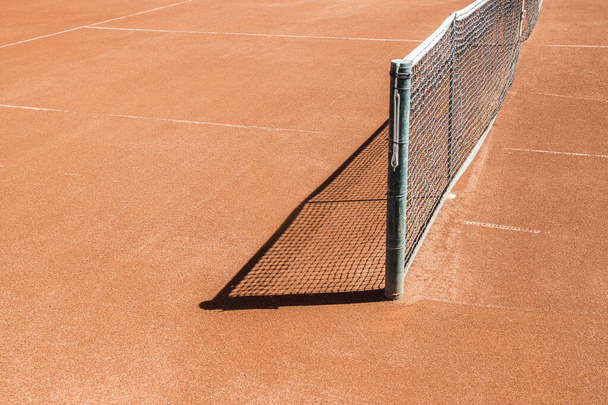 Nahaufnahme roter Sandplatz-Oberfläche im Tenniskomplex - Foto, Bild
