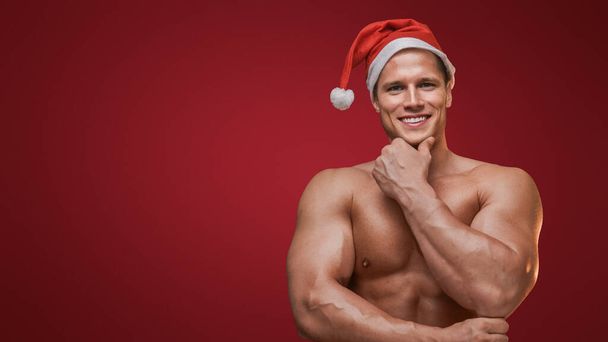 Père Noël réfléchi avec un physique fort réfléchissant vacances fitness - Photo, image