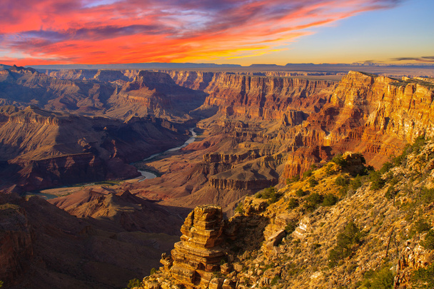 Majestueuze uitzicht op de Grand Canyon in de schemering - Foto, afbeelding