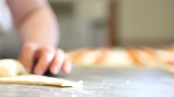 Χέρια σεφ ζαχαροπλαστικής εργασία κρουασάν - Πλάνα, βίντεο