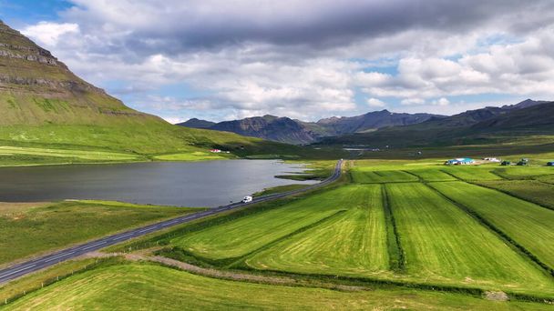 Widok z lotu ptaka na zieloną górę Kirkjufell jest popularnymi atrakcjami na Islandii, Letnia wycieczka po Islandii o zachodzie słońca - Zdjęcie, obraz