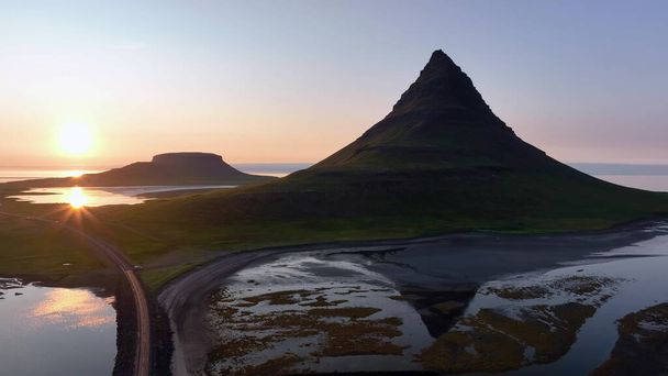 Vista aérea del pico verde de la montaña Kirkjufell es atracciones populares en Islandia, viaje de verano en iceland al atardecer - Foto, Imagen