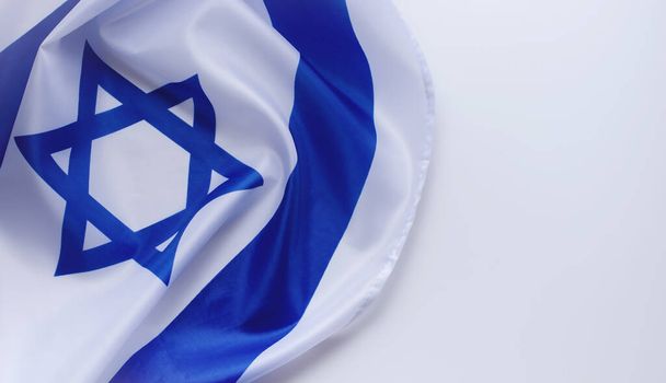 Banner με επίσημη σημαία του Ισραήλ σε λευκό φόντο και κενό χώρο για κείμενο. Σημαία Ισραήλ για Εβραϊκές γιορτές και ημέρα ανεξαρτησίας. - Φωτογραφία, εικόνα