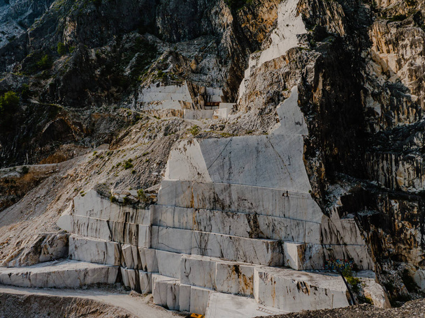 Grandi blocchi di marmo parzialmente tagliati dalle Alpi Apuane in una delle cave vicino Carrara - Foto, immagini