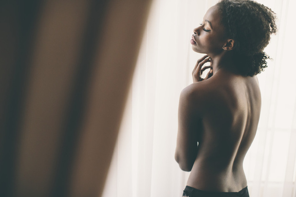 Молодая чёрная женщина - Фото, изображение