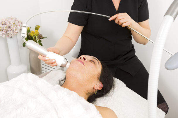 Mulher recebe tratamento facial no spa de beleza
 - Foto, Imagem