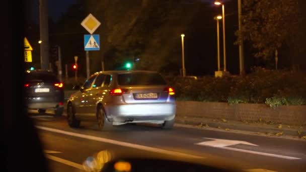 водит ночной автомобиль пробки замедленного движения города Вроцлав Польша - Кадры, видео