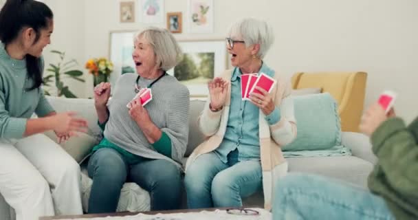 Vanhukset ryhmä, korkea viisi ja juhla korttipeli voittaa, voitto tai hauskaa sosiaalista viihdettä kotona. Onnelliset seniorit nauttivat keräämisestä, tiimitoiminnasta tai peleistä olohuoneessa. - Materiaali, video