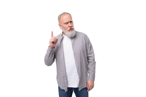 シャツの中のハンサムな灰色の髪の老人は,コピースペースのある白い背景のアイデアに触発されています. - 写真・画像