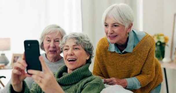 Oudere vrouwen, vrienden en video bellen op de thuisbank voor een gesprek, chat of virtuele reünie. Ouderen of groep samen in een lounge voor online communicatie, sociale media en om te ontspannen. - Video