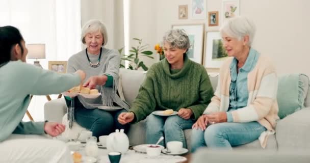 高品質の時間,チャット,リラックスのための退職の家でシニアの女性,お茶や友人. 高齢者や介護者と一緒に食事をしたり,一緒に食べたりしながら食事をしたりするためのテーブルで介護者とグループ. - 映像、動画