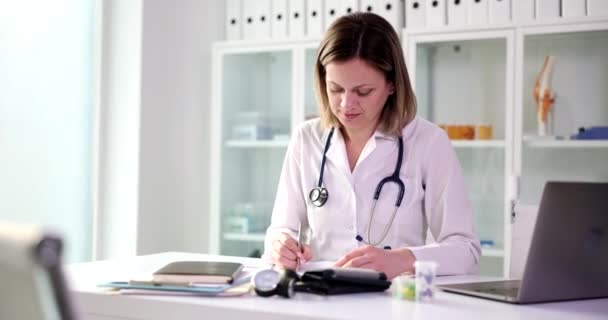 Ženský doktor je zván na konzultaci. Lékařské služby a pojištění - Záběry, video