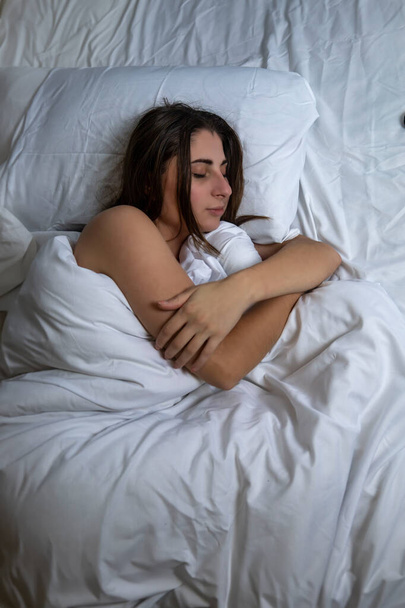 красивая молодая девушка в постели с белым постельным бельем, - Фото, изображение
