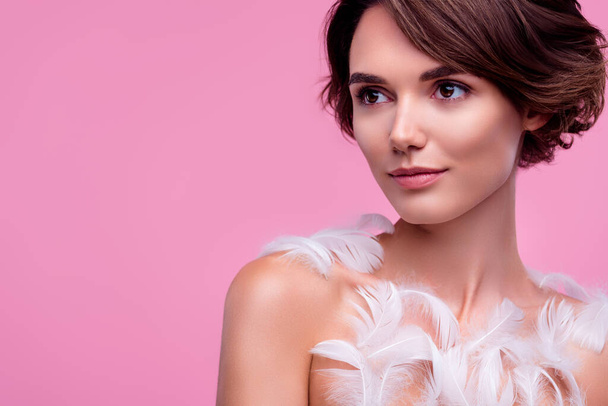 Foto von atemberaubenden wunderschönen Dame Anwendung Beauty-Produkt Körperpflege für seidige Haut Werbung rosa Hintergrund. - Foto, Bild