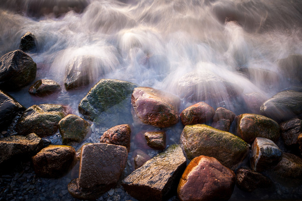 Belles pierres de granit dans la mer au coucher du soleil
 - Photo, image