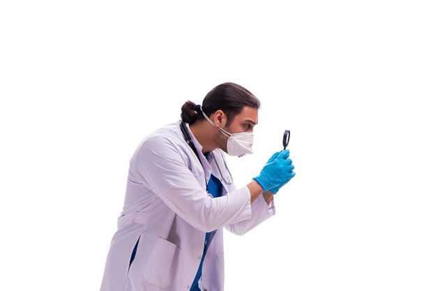 Jeune médecin dans le concept de coronavirus isolé sur blanc
 - Photo, image