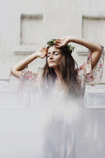 Портрет молодої жінки з кільцем квітів на голові
 - Фото, зображення