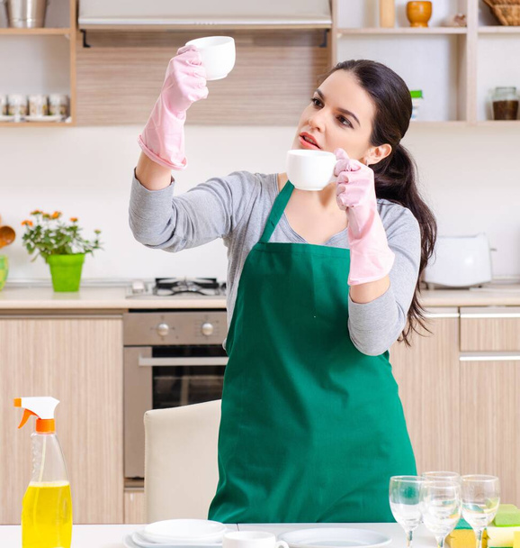 La joven contratista haciendo tareas domésticas - Foto, imagen