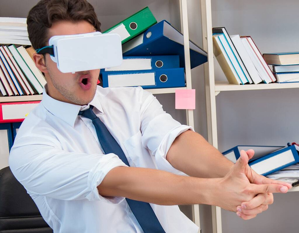 Työntekijä katsomassa elokuvan vr virtuaalitodellisuus lasit - Valokuva, kuva