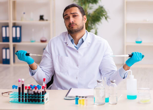 Young male doctor working in the lab - Photo, Image