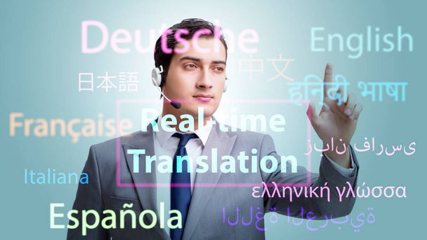 Das Konzept der Echtzeit-Übersetzung aus einer Fremdsprache - Foto, Bild