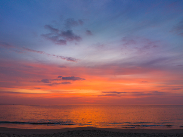 海の上の日没で素晴らしいカラフルな空を見る - 写真・画像