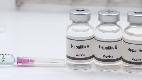 Vacuna contra la hepatitis en un vial, inmunización y tratamiento de la infección, experimento científico - Metraje, vídeo
