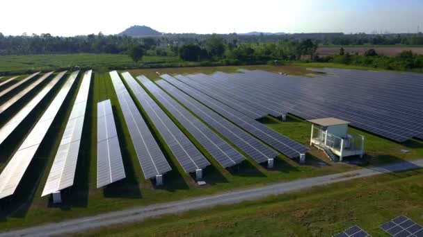 Sistema di pannelli solari generatori di energia dal sole. Transizione energetica a Chonburi Thailandia - Filmati, video