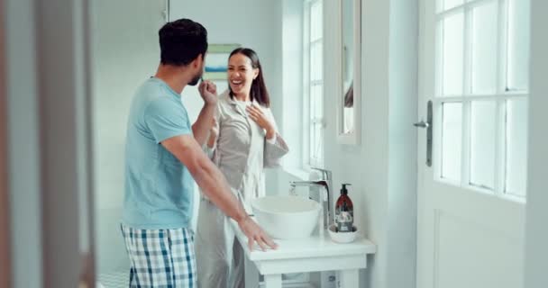 Ζευγάρι, χορός και βούρτσισμα δοντιών στο μπάνιο του σπιτιού, ενώ οδοντιατρική υγιεινή, διασκέδαση και ευτυχία. Μια γυναίκα και ένας άντρας με οδοντόβουρτσα και οδοντόκρεμα για υγεία, καθαρισμό στόματος και ευεξίας ενώ τραγουδούν. - Πλάνα, βίντεο
