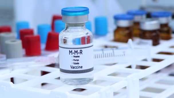 Mazelen, bof, rubellavaccin in een injectieflacon, immunisatie en behandeling van infectie, wetenschappelijk experiment - Video