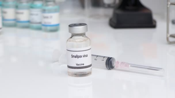 vaccino contro il virus del vaiolo in un flaconcino, immunizzazione e trattamento dell'infezione, esperimento scientifico - Filmati, video