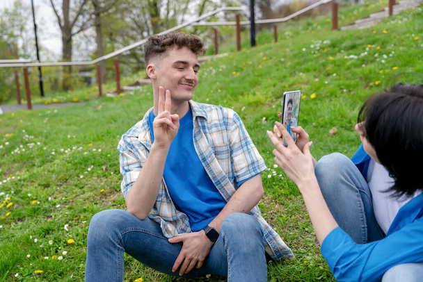 Усміхнена молода пара бере селфі на смартфон - Фото, зображення