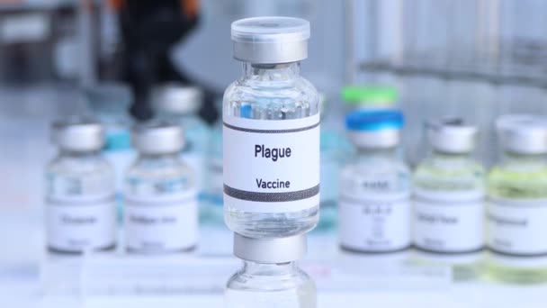 Vacuna contra la peste en un vial, inmunización y tratamiento de la infección, experimento científico - Imágenes, Vídeo