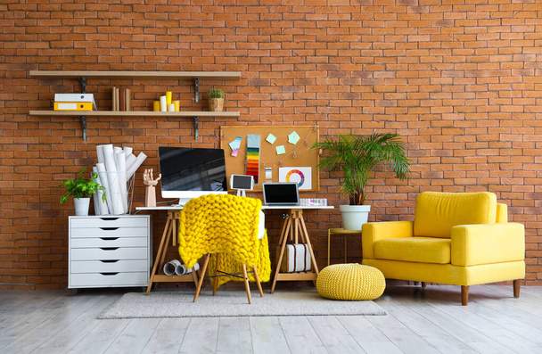 Интерьер офиса с дизайнерским рабочим местом и креслом - Фото, изображение