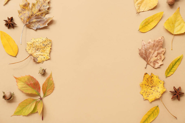 ベージュの背景に美しい秋の葉で作られたフレーム - 写真・画像
