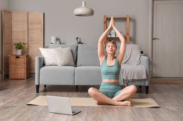 Mujer joven haciendo yoga en casa - Foto, Imagen