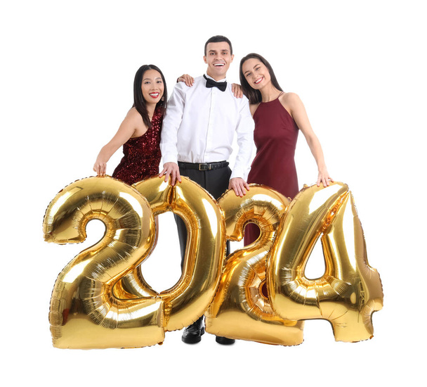 Giovani amici con figura 2024 su sfondo bianco. Festeggiamenti di Capodanno - Foto, immagini