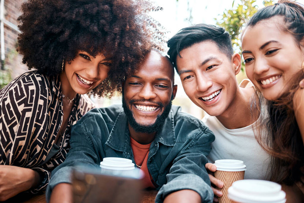 Přátelé, rozmanitost a káva selfie šťastný pro sociální média poštou, on-line připojení nebo kavárna navštívit společně. Muži, ženy nebo studenti na letní setkání nebo technologie pro dvojité rande, teplý nápoj na výlet. - Fotografie, Obrázek