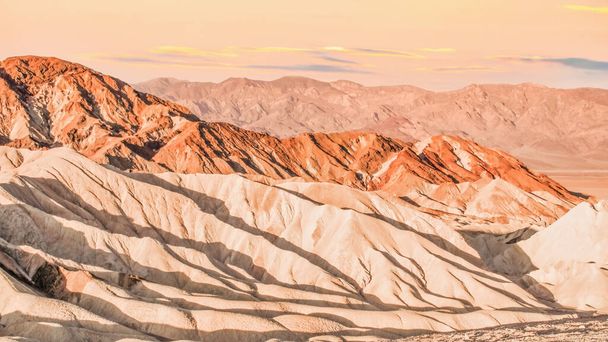 Zabriskie Point est une partie de la chaîne Amargosa située à l'est de Death Valley dans le parc national de Death Valley en Californie.
 - Photo, image