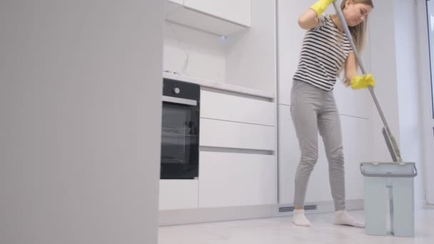Egy nő otthon takarít, felmossa a padlót egy felmosóval.. - Felvétel, videó