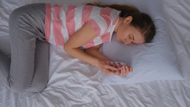 Une femme malade se couche sur le lit, éprouve du désespoir et de l'anxiété, de la solitude. - Séquence, vidéo