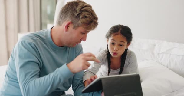 Χαλαρώστε, tablet και ο πατέρας με την κόρη στην κρεβατοκάμαρα για streaming, ιστοσελίδα και τα μέσα κοινωνικής δικτύωσης. Ευτυχία, μάθηση και τεχνολογία με τον άνθρωπο και το παιδί στο σπίτι της οικογένειας για παιχνίδια, internet και επικοινωνία. - Πλάνα, βίντεο