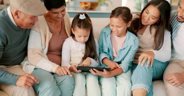Streaming, tablet και χαρούμενος με μεγάλη οικογένεια στον καναπέ για χαλάρωση, social media ή ιστοσελίδα. Internet, app και συνδρομή με τους γονείς και τα παιδιά στο σαλόνι στο σπίτι για online, αγάπη και τεχνολογία. - Πλάνα, βίντεο