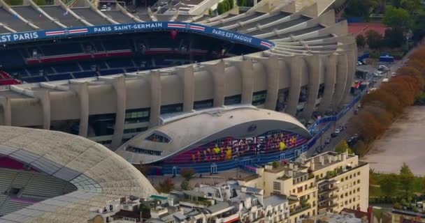 Widok z lotu ptaka na Stade de France, stadion narodowy Francji i główny stadion Olimpijskich Igrzysk Letnich 2024.  - Materiał filmowy, wideo