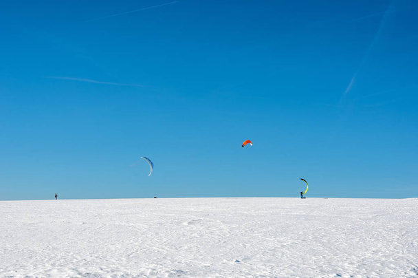 青い空と雪の多い美しい冬の日にドイツのワスカルプでスノーキッティング - 写真・画像